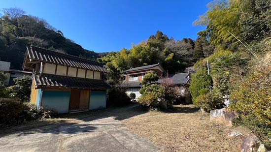睦沢町の山間部に位置する上物付き里山物件