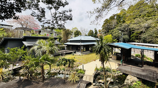 高滝湖を望む約483坪。四季の庭と水辺の景観を楽しむリノベーション平屋